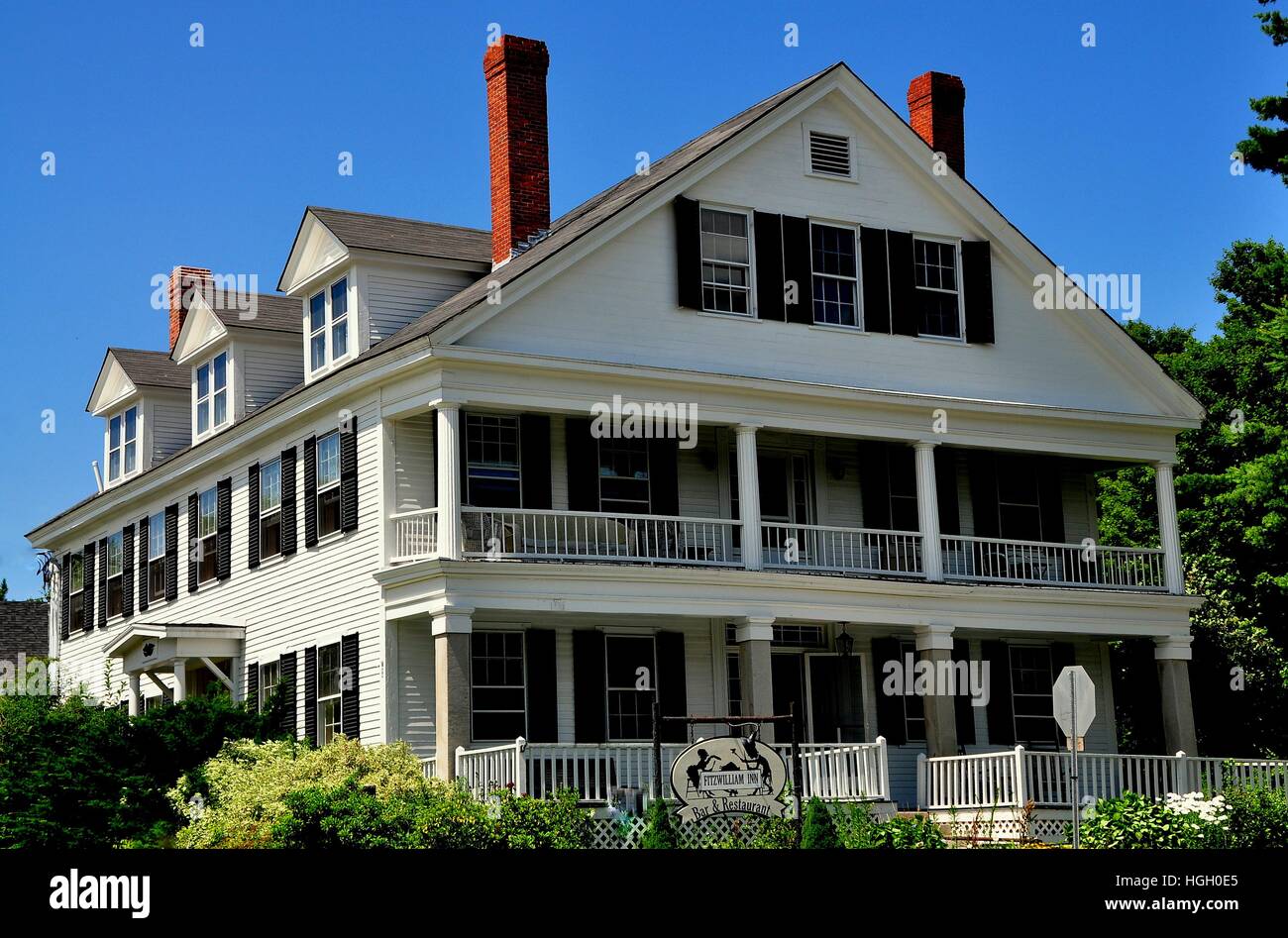 Fitzwilliam, New Hampshire - 11 juillet 2013 : La 18e siècle colonial Inn Fitzwilliam avec porches double donne sur la Place du Village Banque D'Images