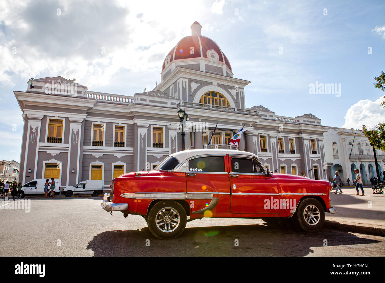 Cienfuegos, Cuba - Décembre 17, 2016 : Hôtel de ville dans le parc Jose Marti, l'UNESCO World Heritage place principale de Cienfuegos, Cuba Banque D'Images