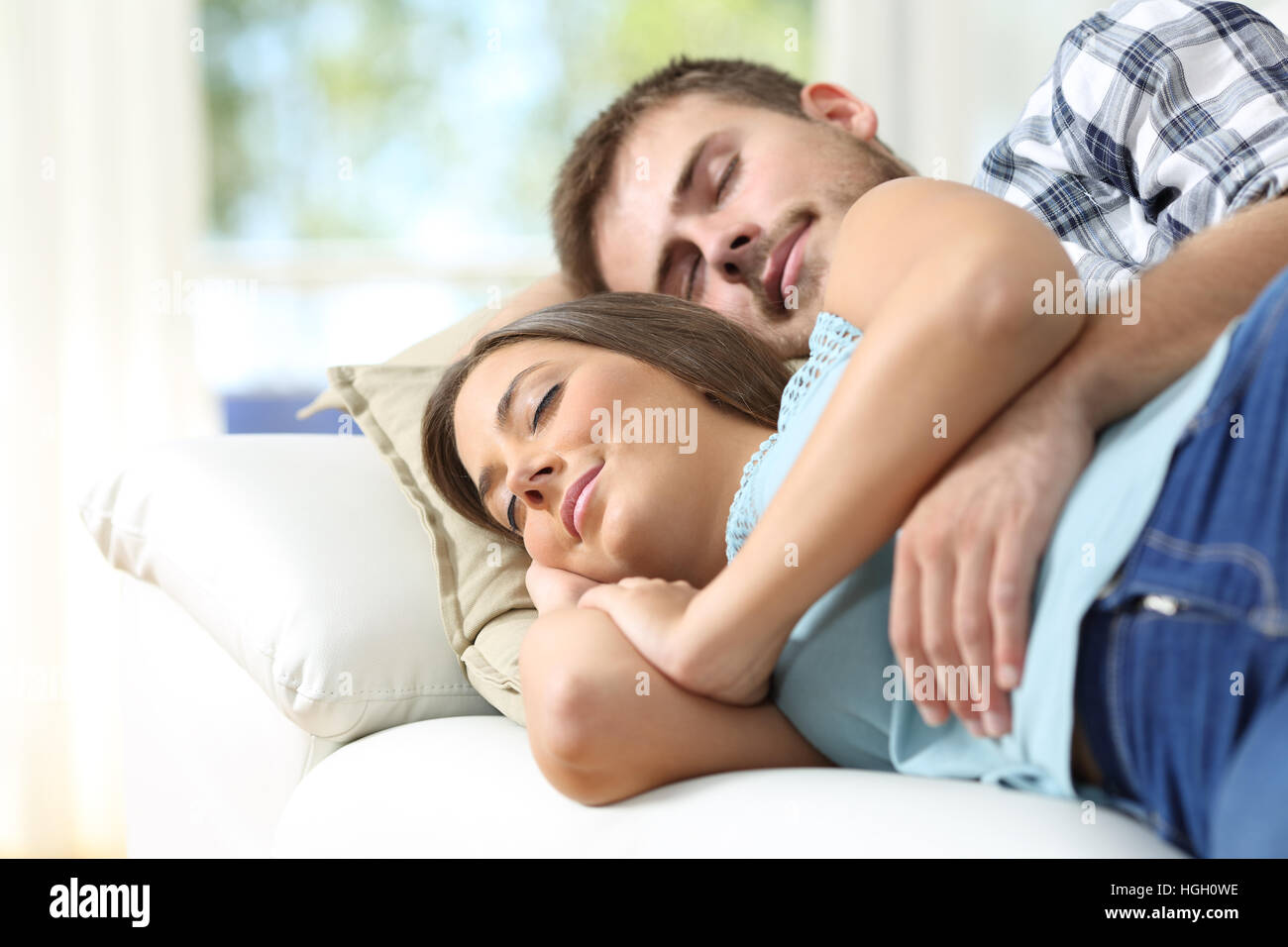 Couple hugging et dormir dans un confortable canapé dans le salon à la  maison Photo Stock - Alamy