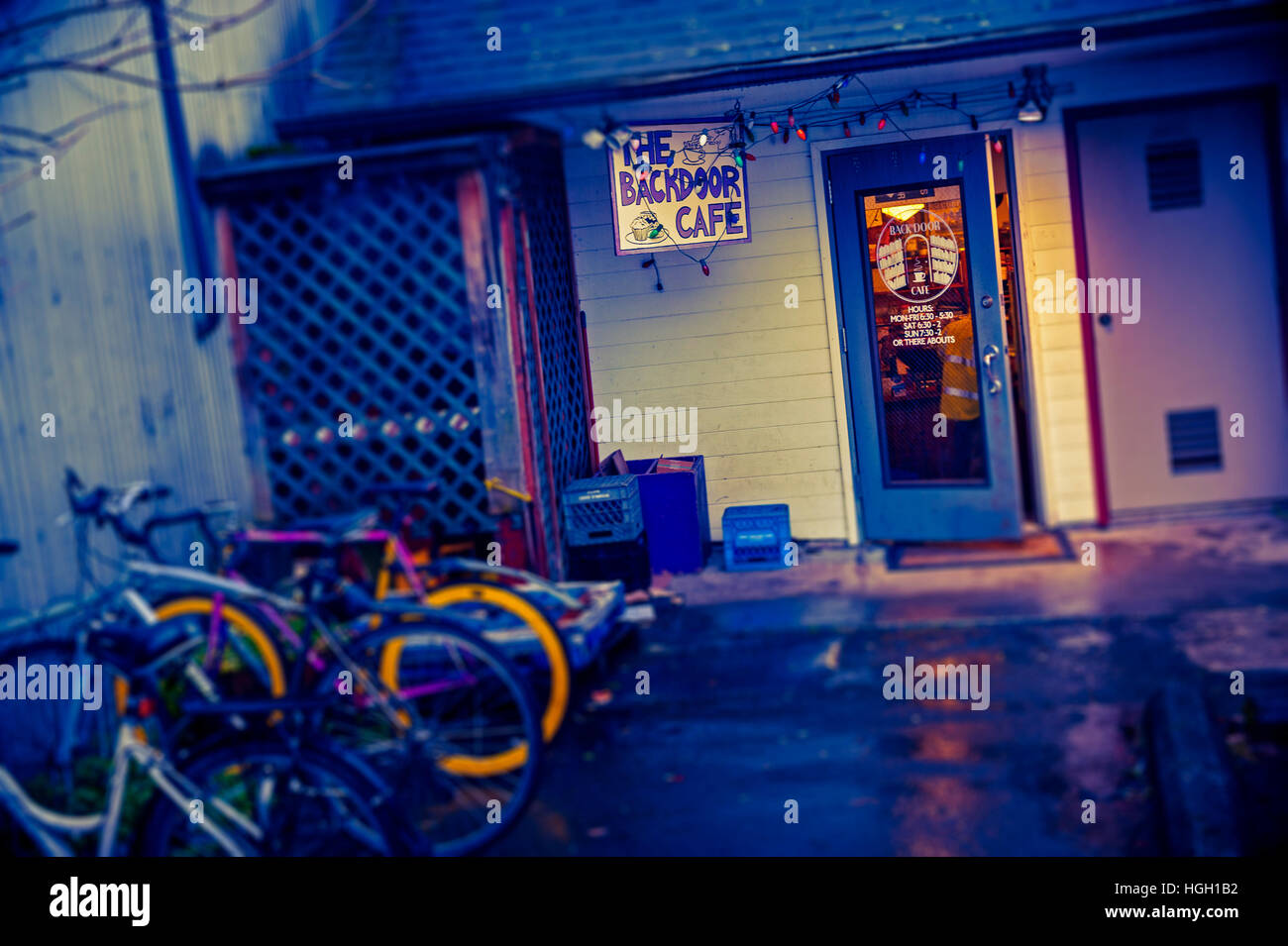 Les vélos garés derrière un charmant café-restaurant dans le centre-ville de Sitka, Alaska, USA. Banque D'Images