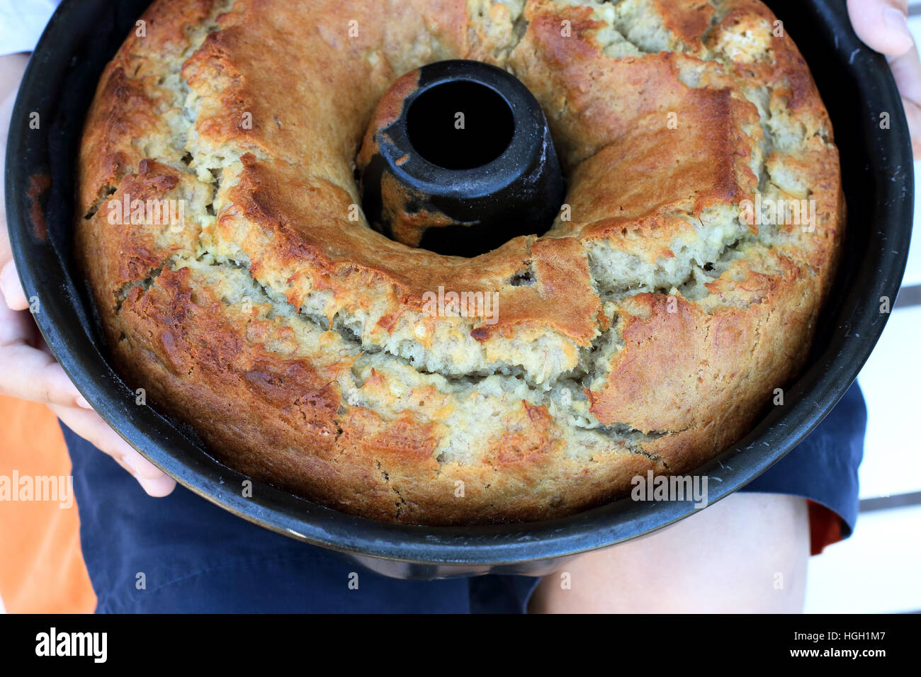 Gâteau banane fraîchement cuit avec une croûte craquelée Banque D'Images