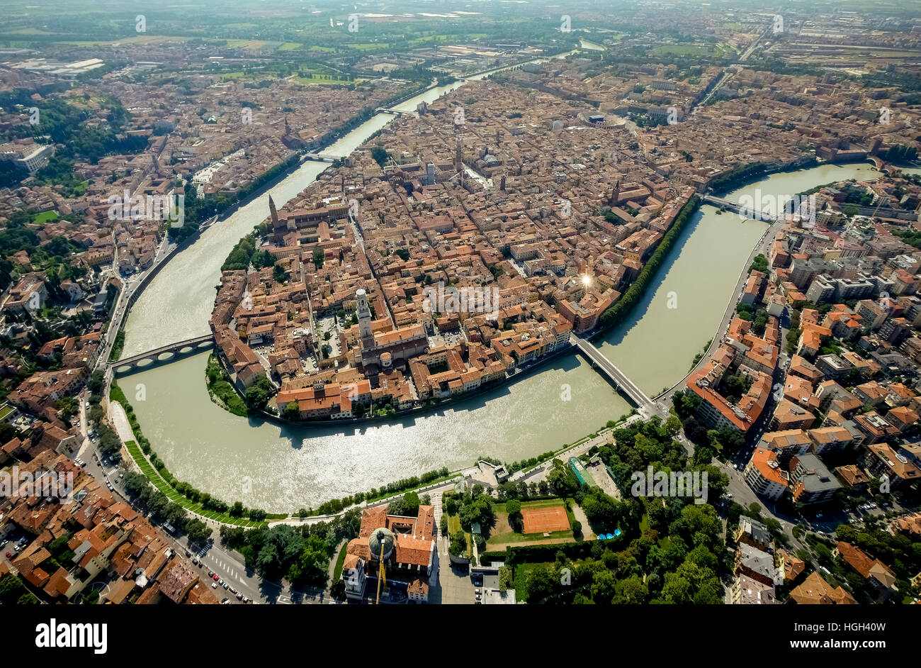 Vue sur la ville, l'Adige, river bend, province de Vérone, Vénétie, Italie Banque D'Images