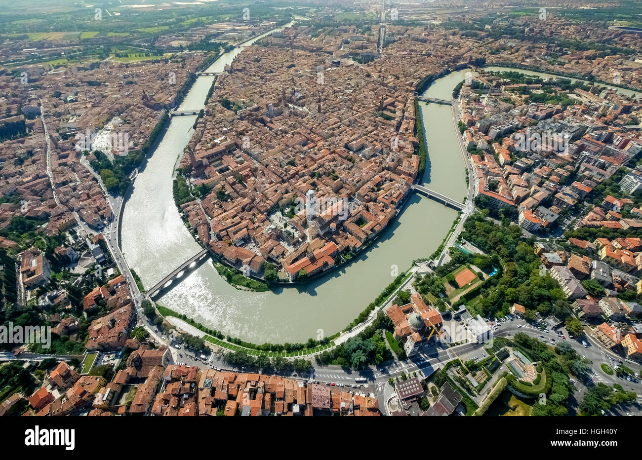 Vue sur la ville, l'Adige, river bend, province de Vérone, Vénétie, Italie Banque D'Images