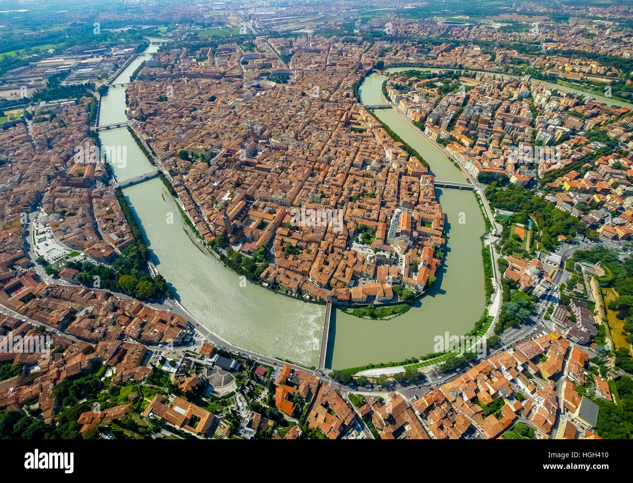 Vue sur la ville, l'Adige, river bend, province de Vérone, Vénétie, Italie Banque D'Images