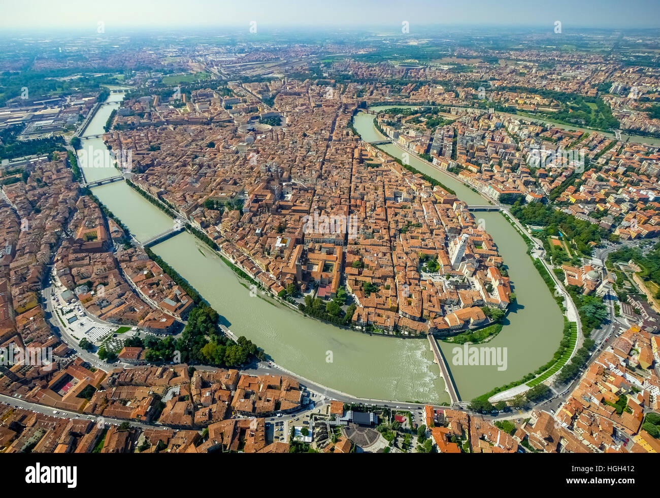 Vue sur la ville, l'Adige, river bend, province de Vérone, Vénétie, Italie Banque D'Images