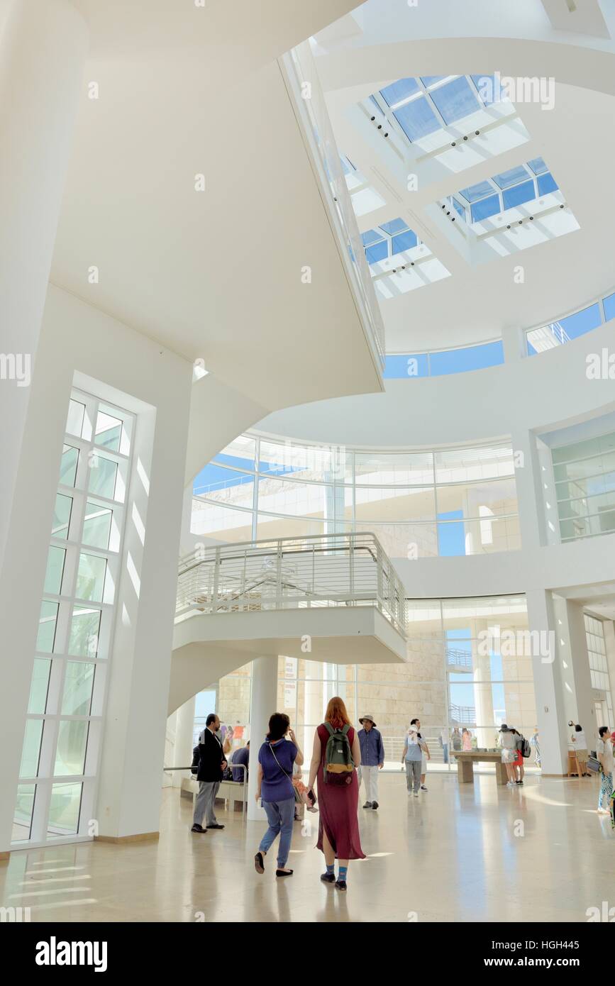 Les visiteurs dans le hall du Musée J. Paul Getty, le Getty, Los Angeles, Californie, USA Banque D'Images