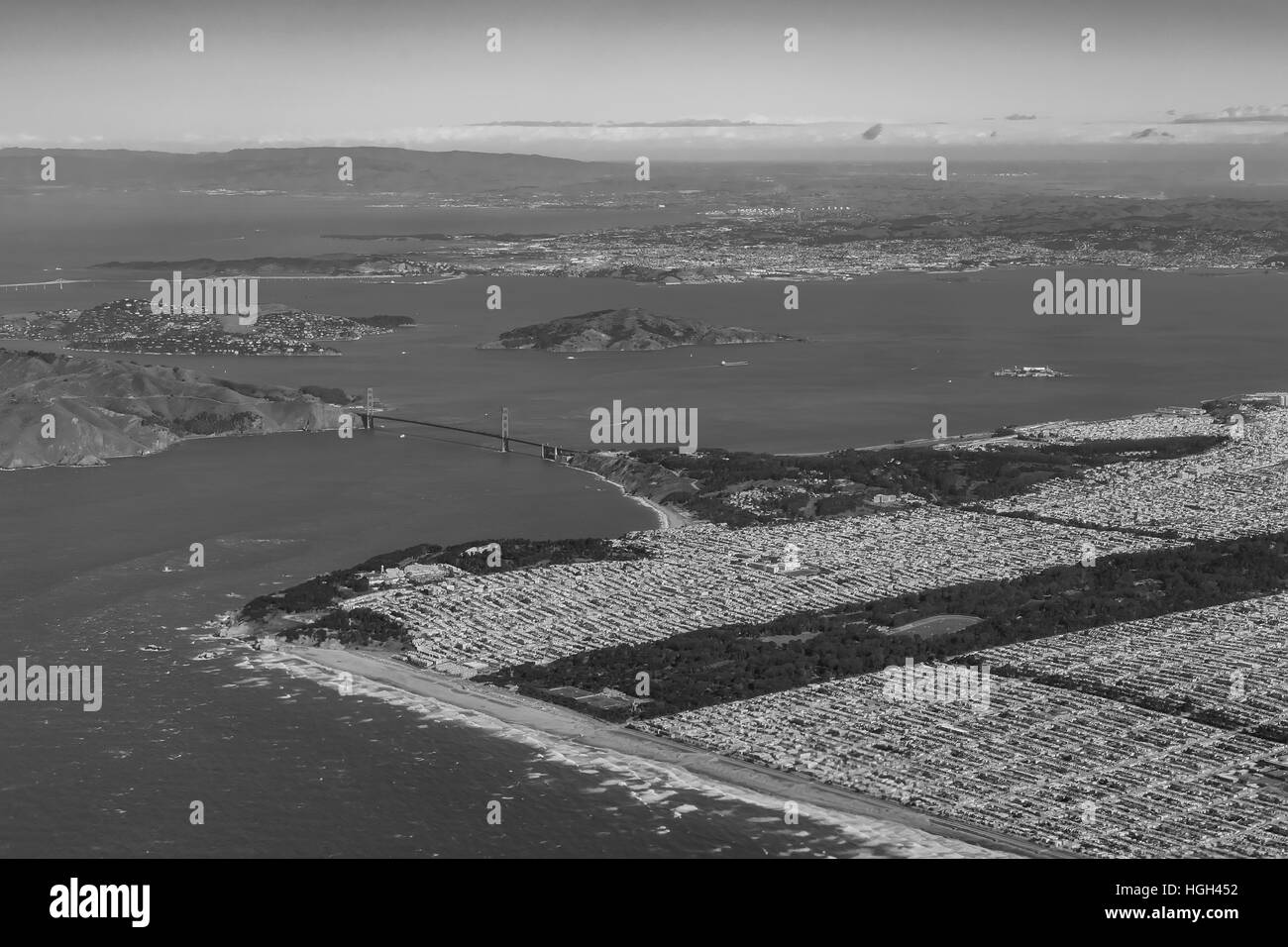 Le noir et blanc vue aérienne du paysage urbain du centre-ville de San Francisco, Californie avec Mt Diablo Banque D'Images