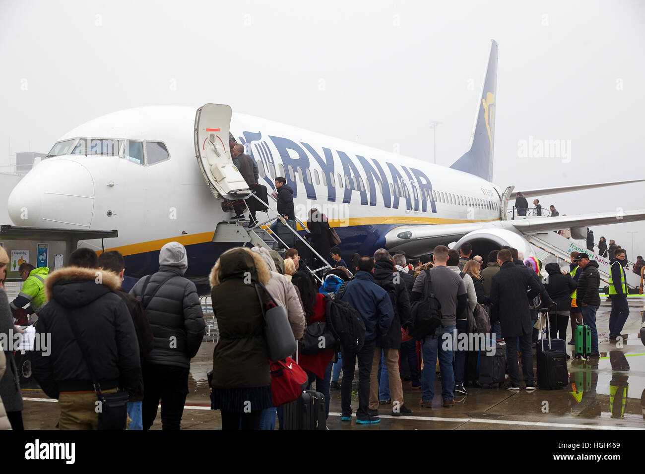Les passagers d'avion de Boeing dans le mauvais temps, Ryanair, l'aéroport de Frankfurt-Hahn, Francfort, Rhénanie-Palatinat, Allemagne Banque D'Images