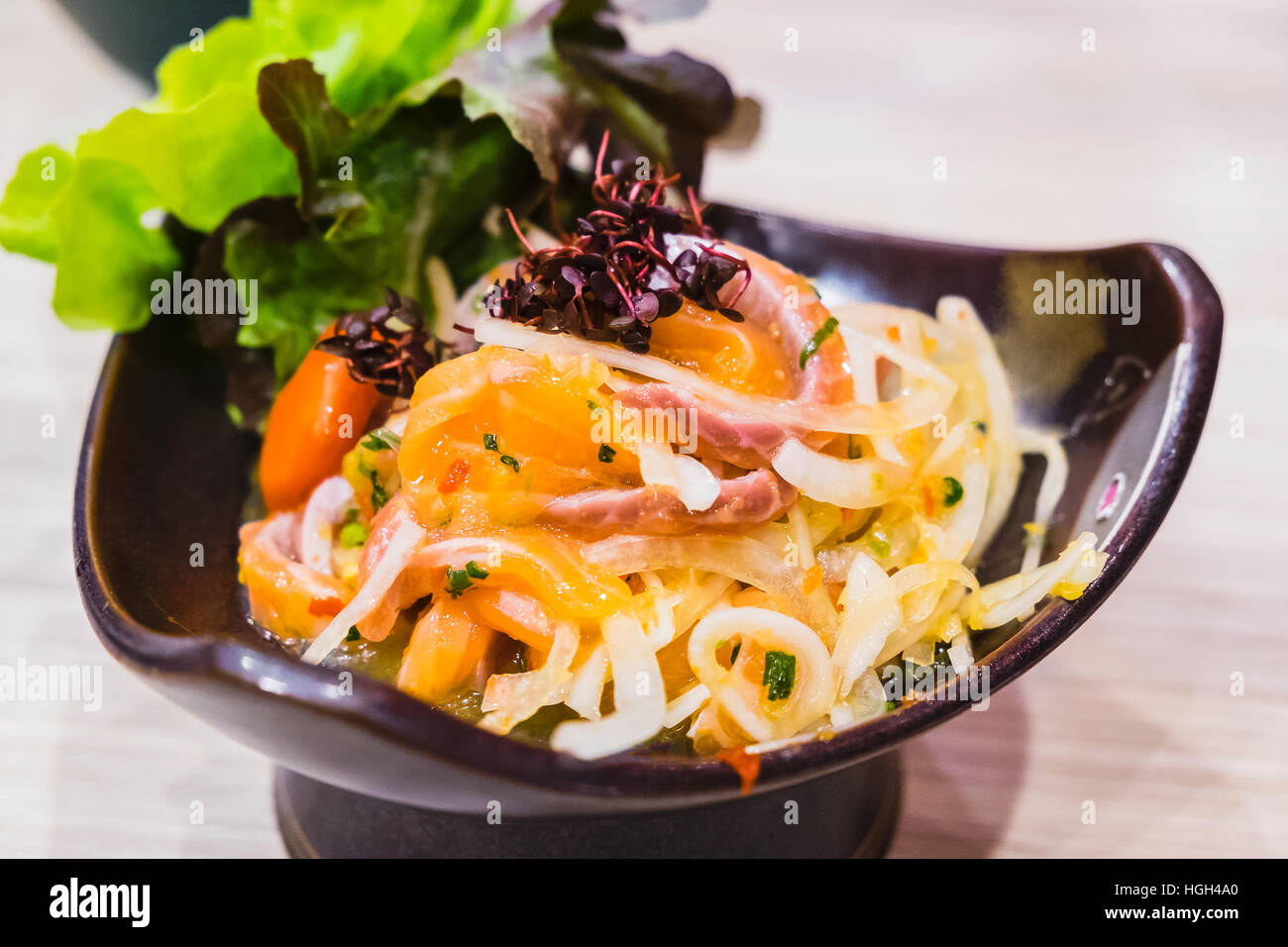 Sashimi au saumon Salade de légumes et Banque D'Images