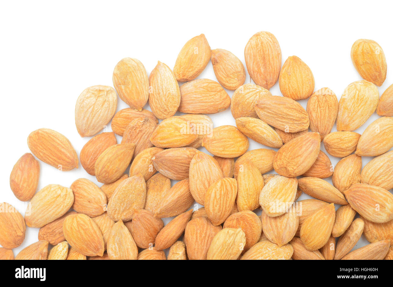 Les amandes d'abricot isolé sur fond blanc Banque D'Images