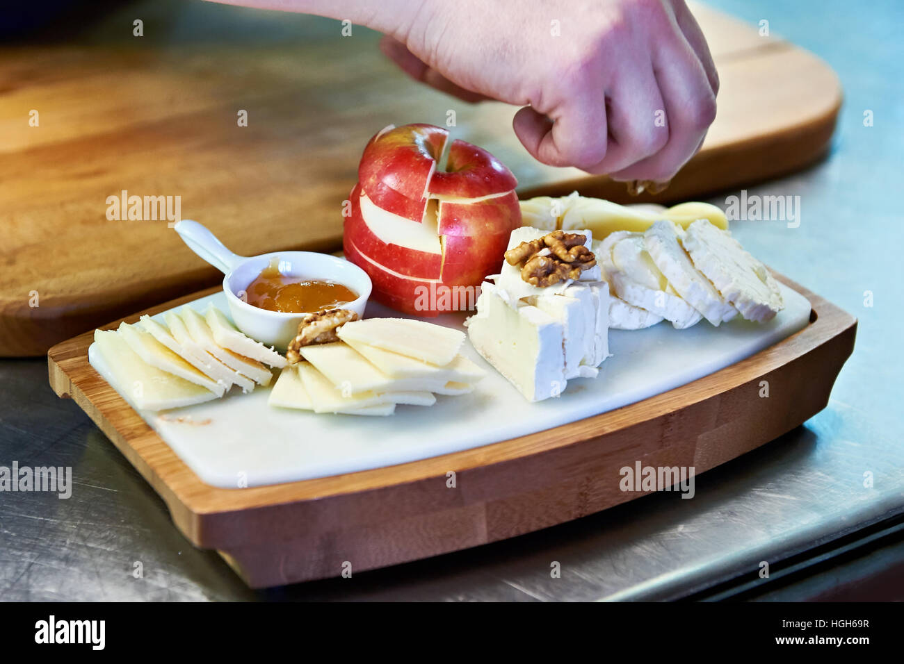 Assiette de fromage cuisson avec apple et le noyer dans le Banque D'Images