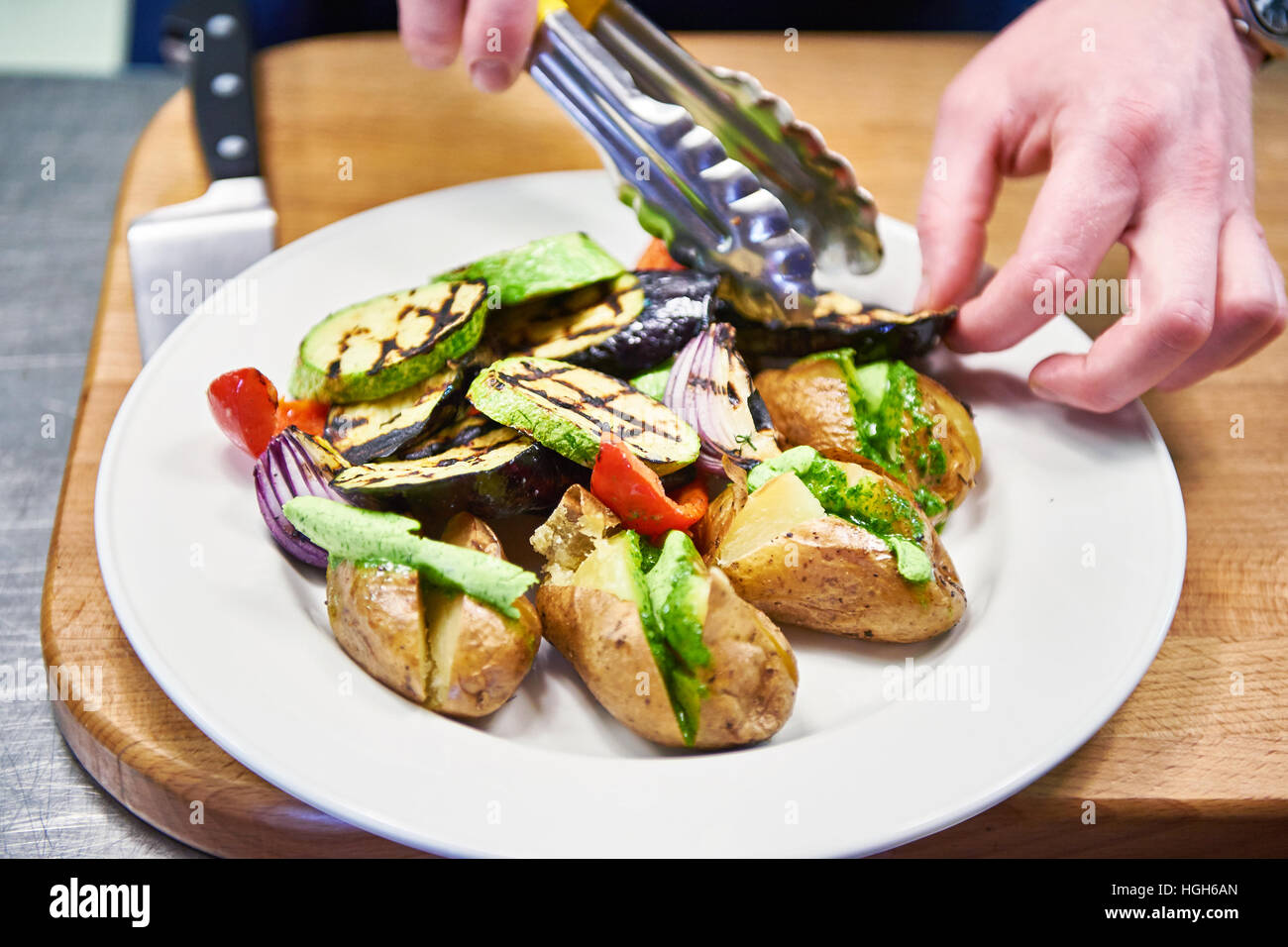 Pomme de terre Légumes grillés, aubergines, courgettes, poivrons et oignons sur cuisine de restaurant Banque D'Images