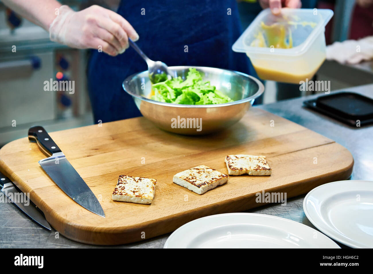 La préparation de plats de fromage frites et salade verte dans le Banque D'Images