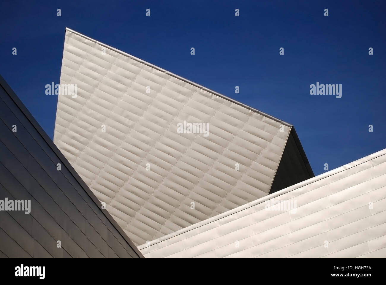 Denver Art Museum. Scène urbaine à l'architecture unique contre ciel bleu profond. Banque D'Images