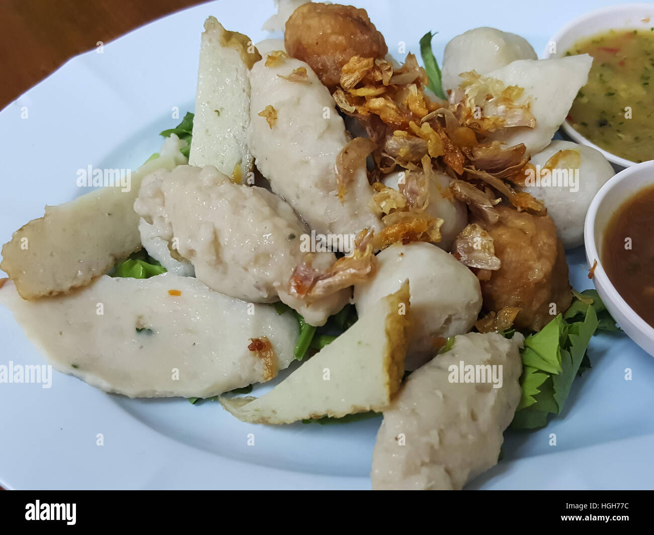 Thai Food:mélanger des boulettes de viande servies avec une délicieuse sauce Banque D'Images