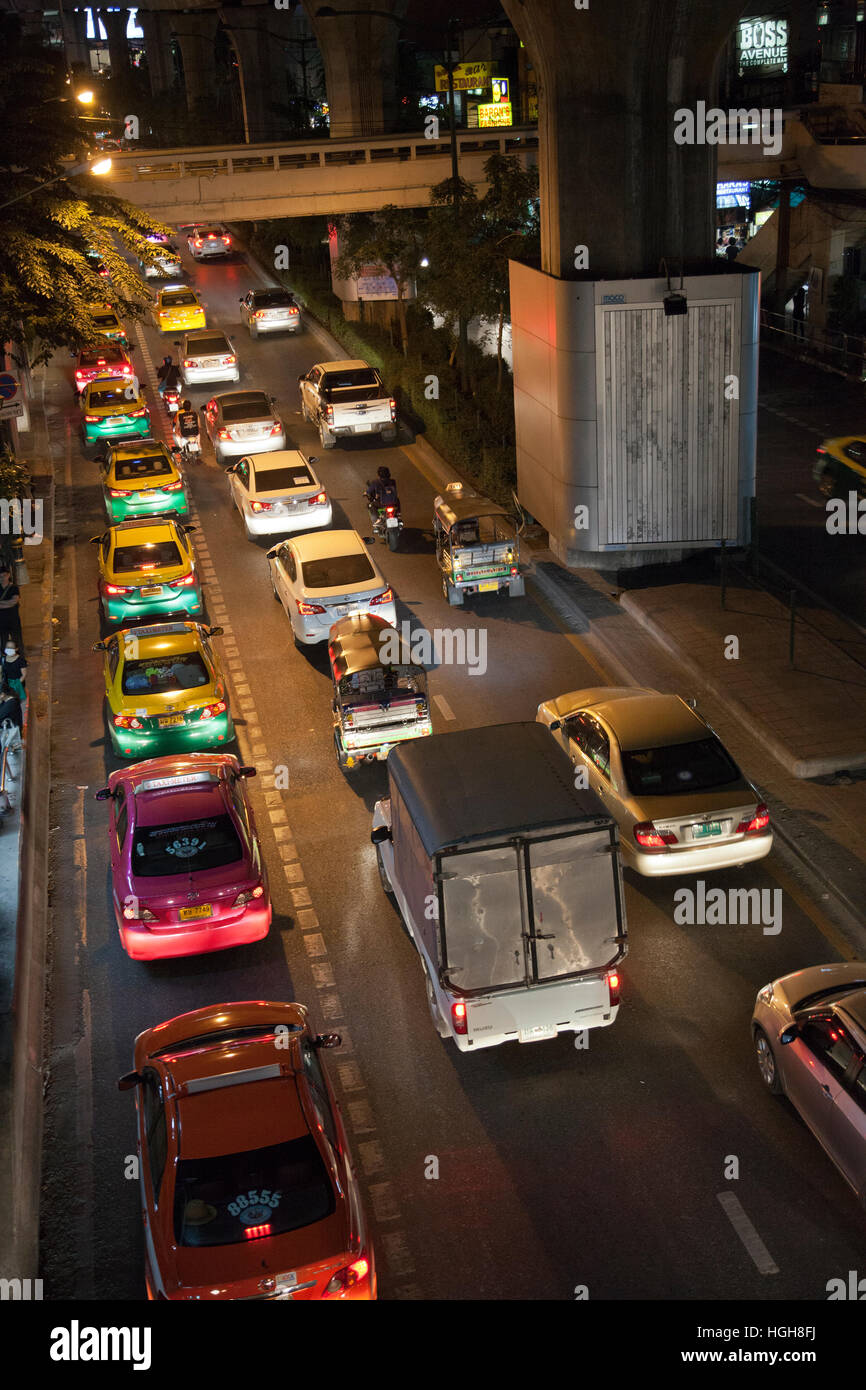 Sukhumvit Rd trafic de nuit à Bangkok - Thaïlande Banque D'Images