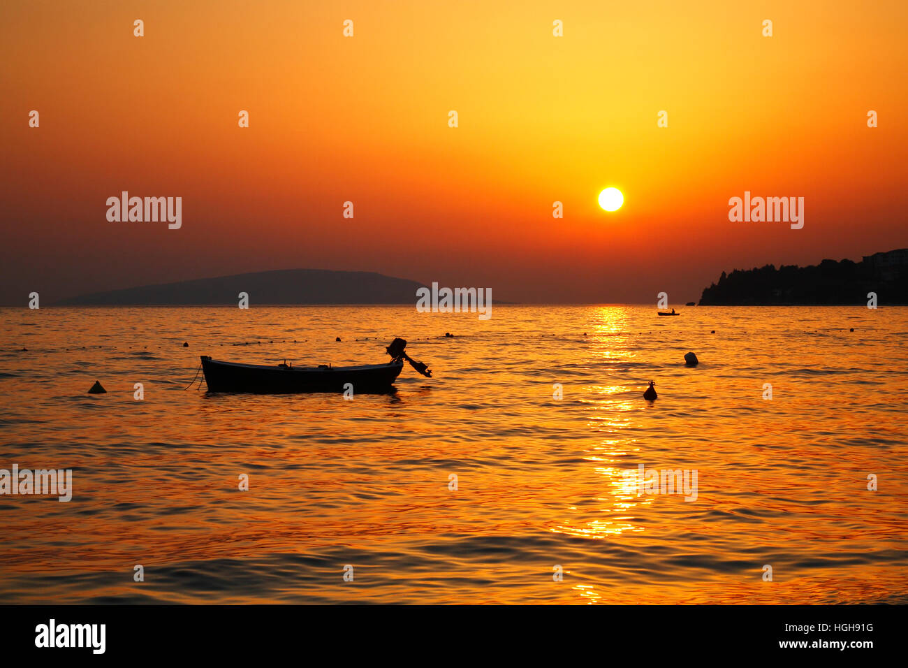 Coucher du soleil sur la mer typiques de la Dalmatie, côte Croate Banque D'Images