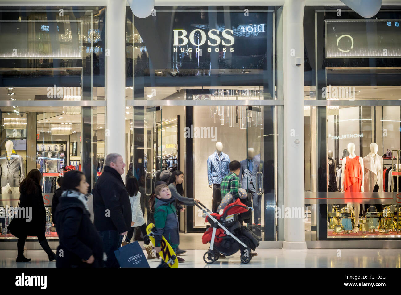 La boutique Hugo Boss dans l'Oculus shopping mall dans le World Trade  Center Transportation Hub à New York le lundi, Janvier 2, 2017. Hugo Boss a  récemment annoncé que l'entreprise va réduire