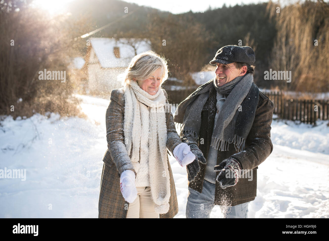 Beau couple de la poudrerie dans la nature d'hiver ensoleillé Banque D'Images