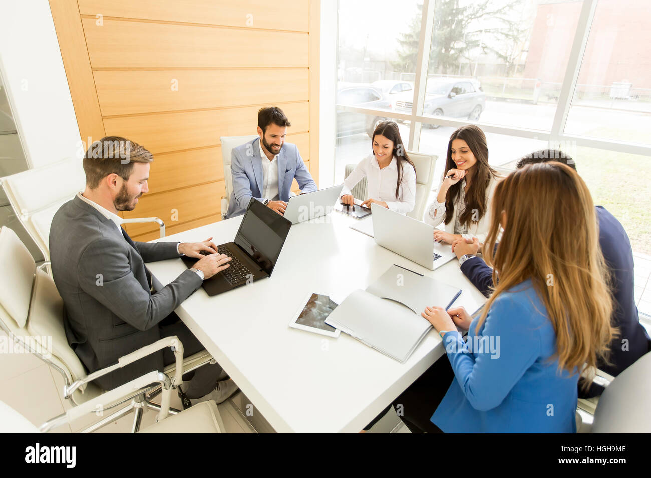 Young woman in modern office Banque D'Images