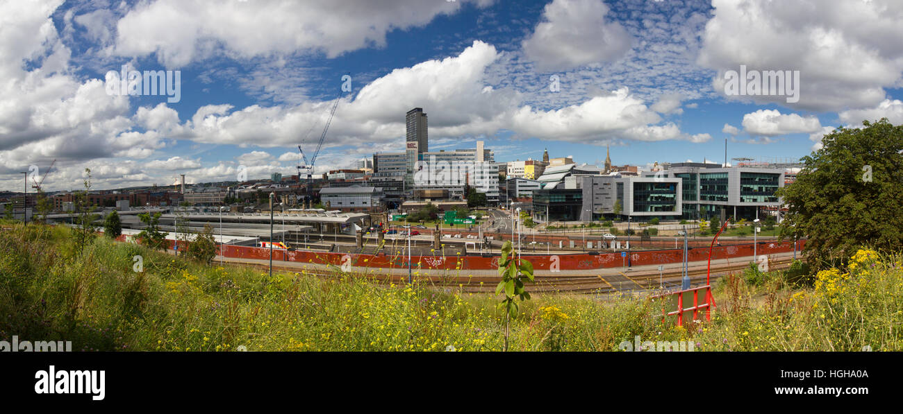 Panorama du centre-ville de Sheffield skyline par un beau jour d'été, dans le sud du Yorkshire du nord de l'Angleterre, Royaume-Uni Banque D'Images