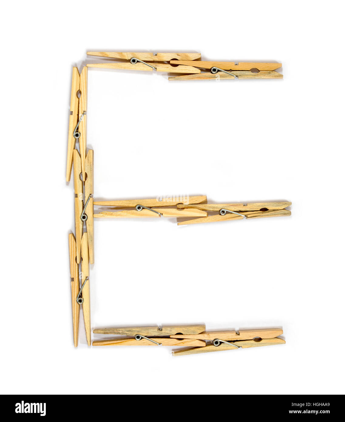 Lettre E en cas des pinces à linge en bois isolé sur blanc Banque D'Images