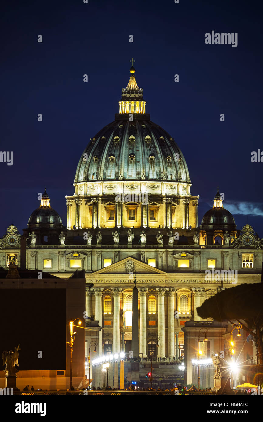 La Basilique Papale de Saint Pierre au Vatican city at night Banque D'Images