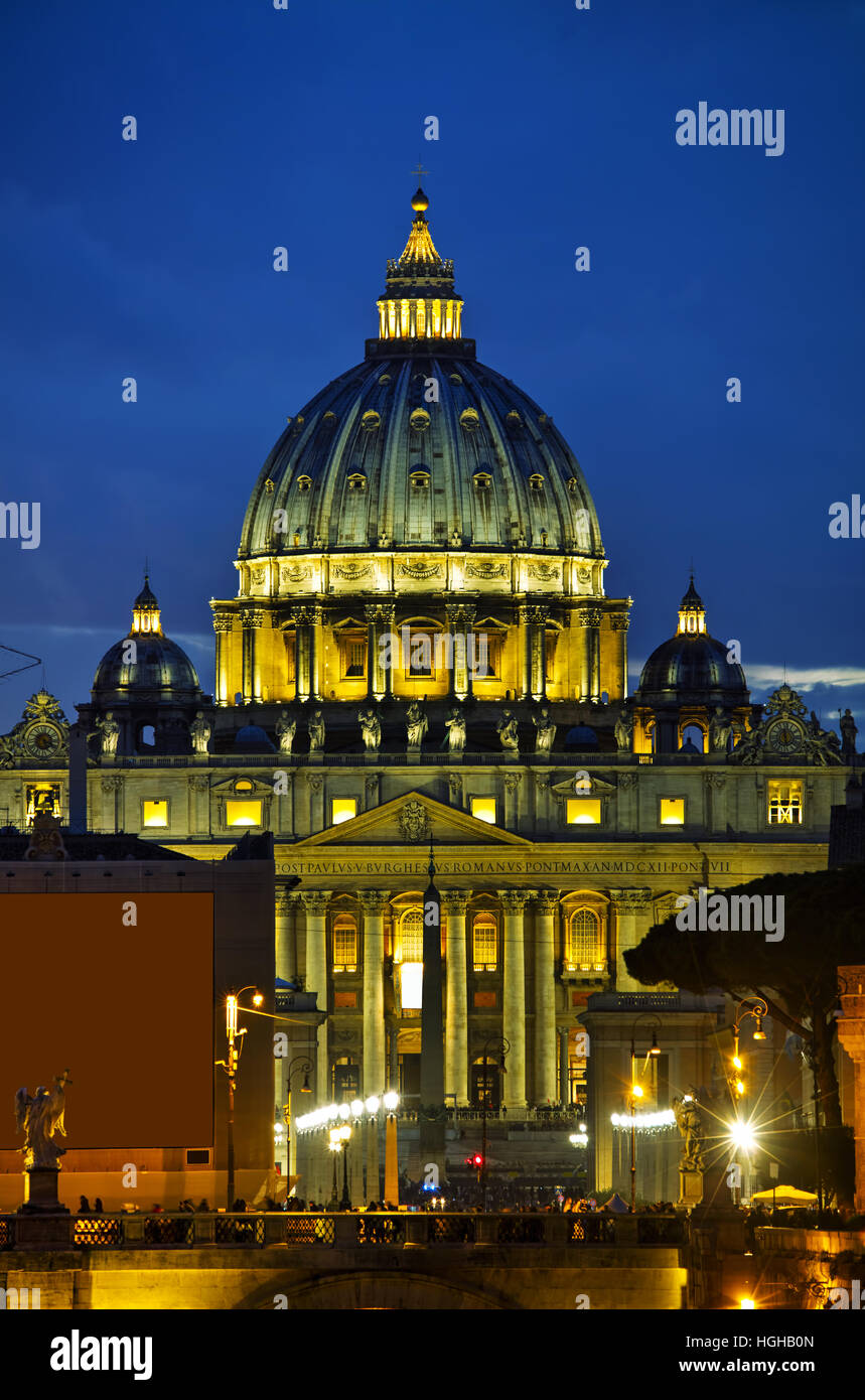 La Basilique Papale de Saint Pierre au Vatican city at night Banque D'Images