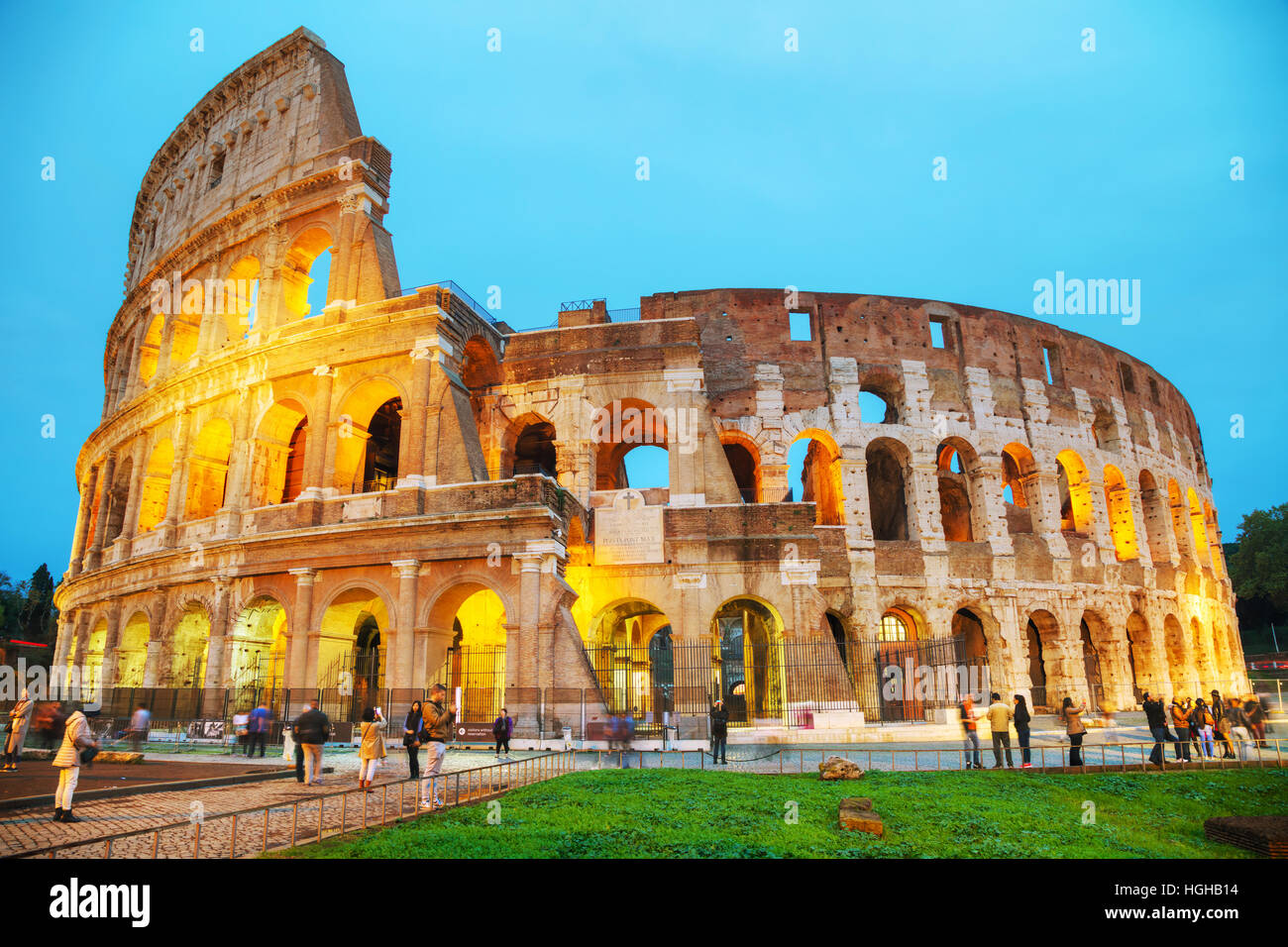 ROME - 08 novembre : Le colisée ou amphithéâtre Flavien avec les gens de nuit le 8 novembre 2016 à Rome, Italie. Banque D'Images