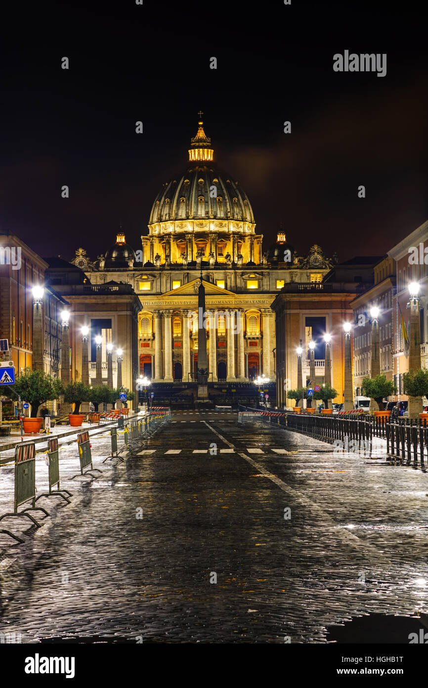 La Basilique Papale de Saint Pierre au Vatican city at night Banque D'Images