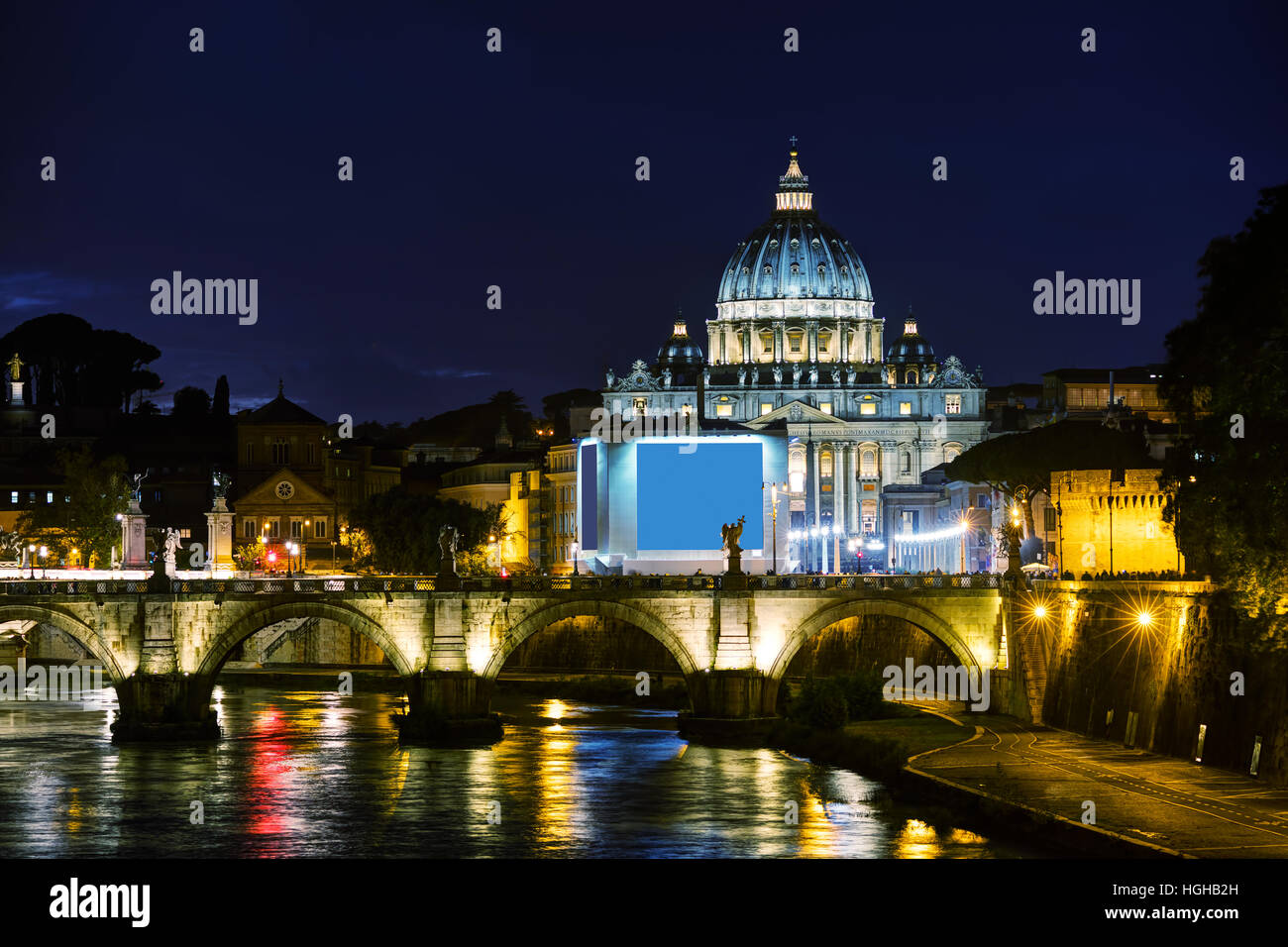 La Basilique Papale de Saint Pierre au Vatican city at night Banque D'Images