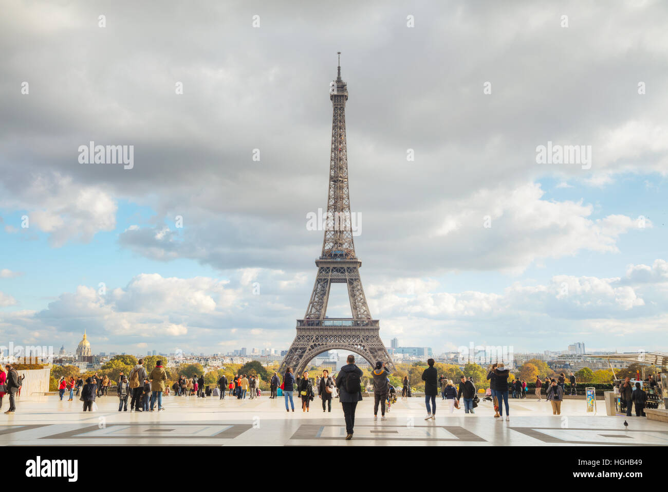 PARIS - le 2 novembre : rues de la région de Paris avec la Tour Eiffel le 2 novembre 2016 à Paris, France. Banque D'Images