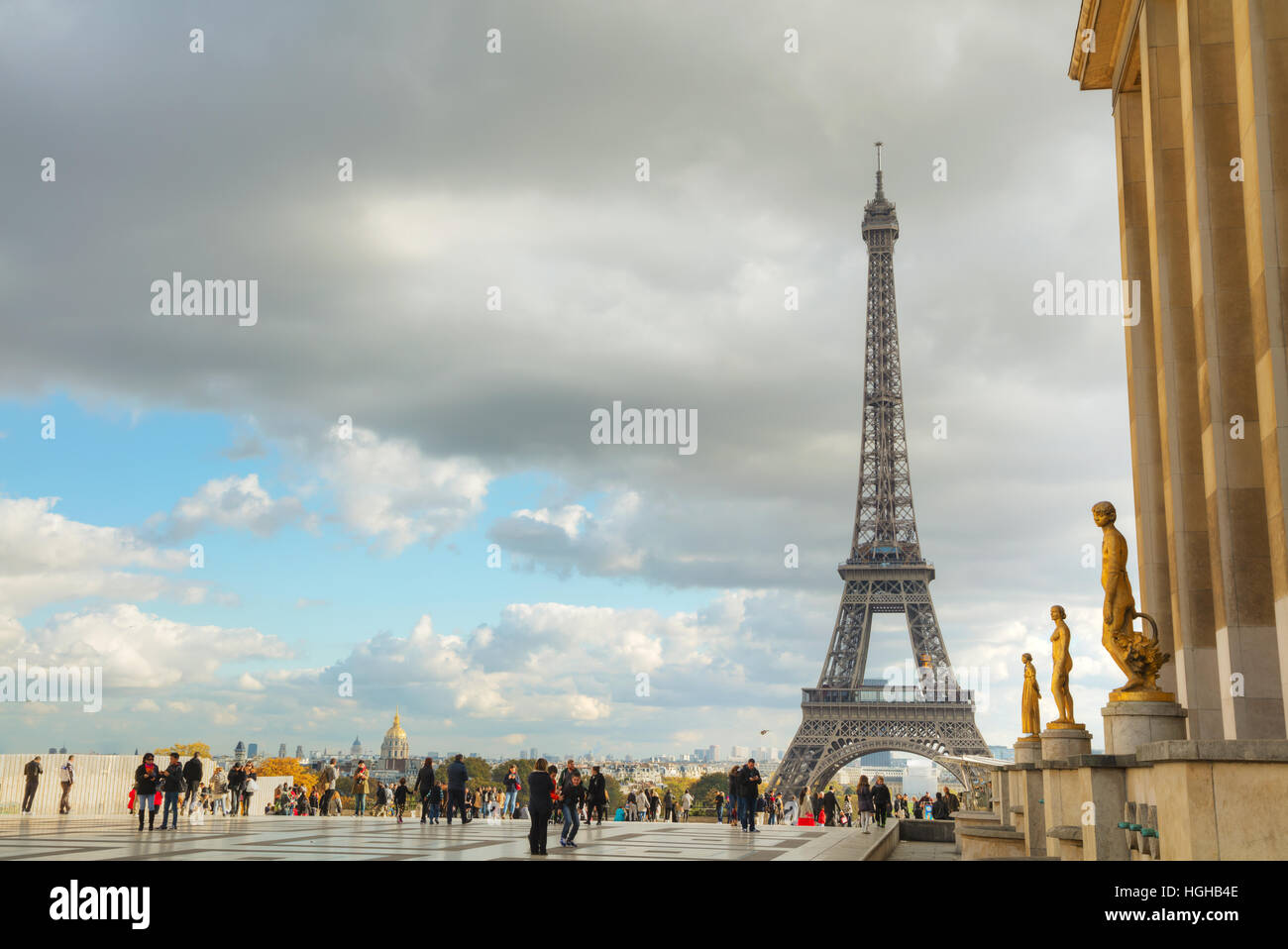 PARIS - le 2 novembre : rues de la région de Paris avec la Tour Eiffel le 2 novembre 2016 à Paris, France. Banque D'Images