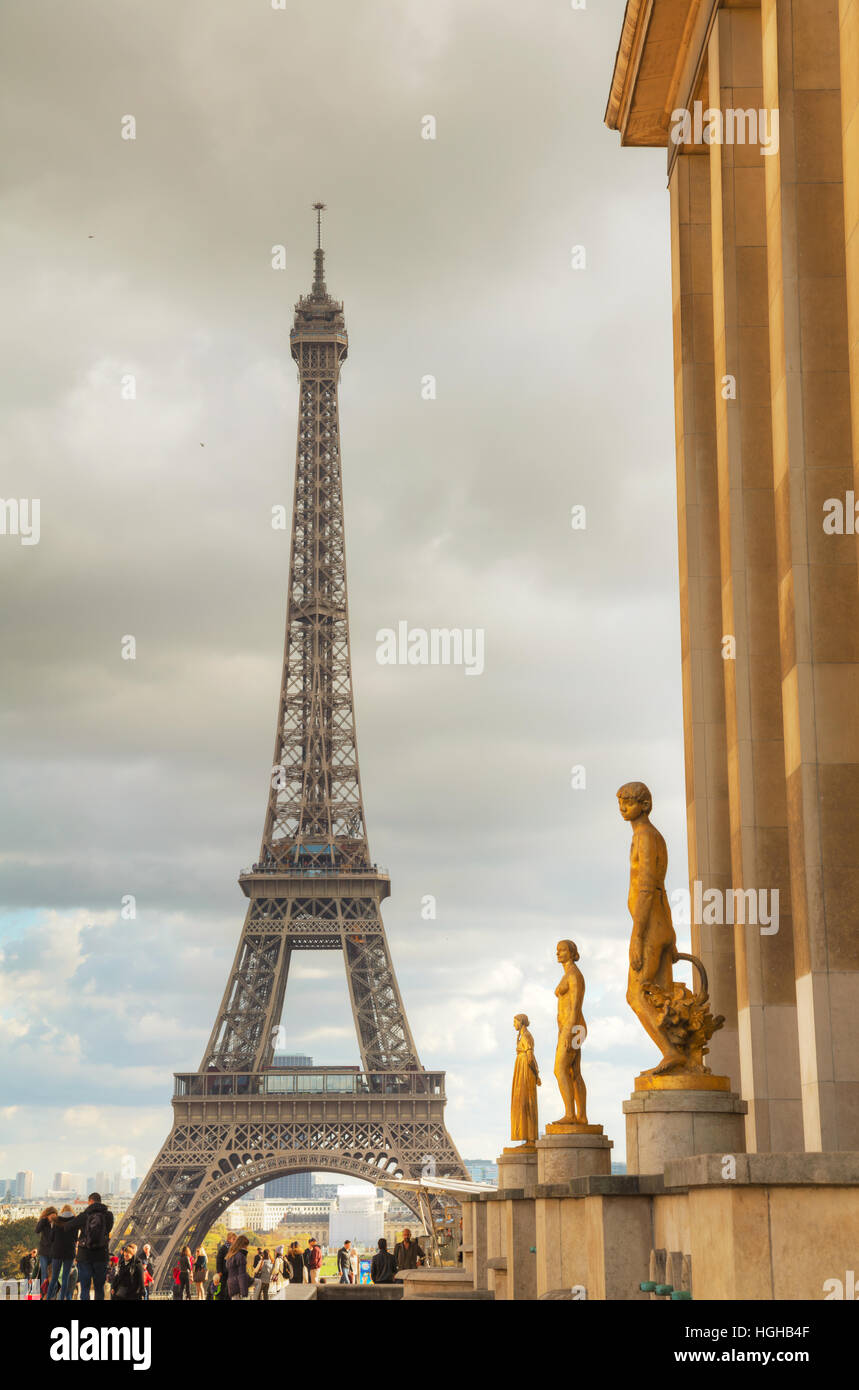 PARIS - le 2 novembre : rues de la région de Paris avec la Tour Eiffel le 2 novembre 2016 à Paris, France. Banque D'Images