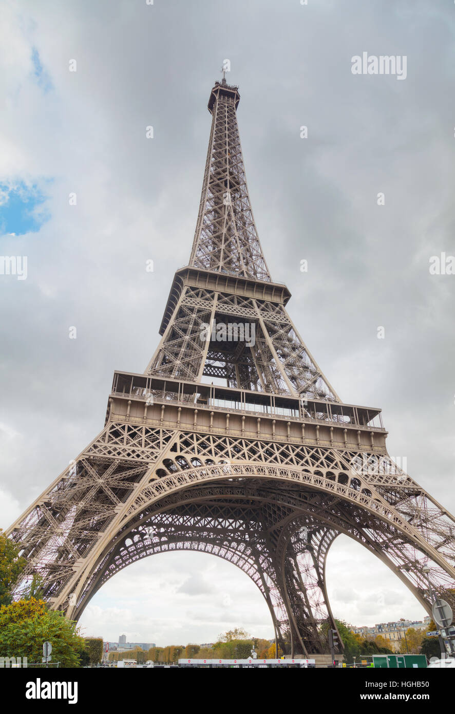 La tour Eiffel à Paris, France sur une journée nuageuse Banque D'Images