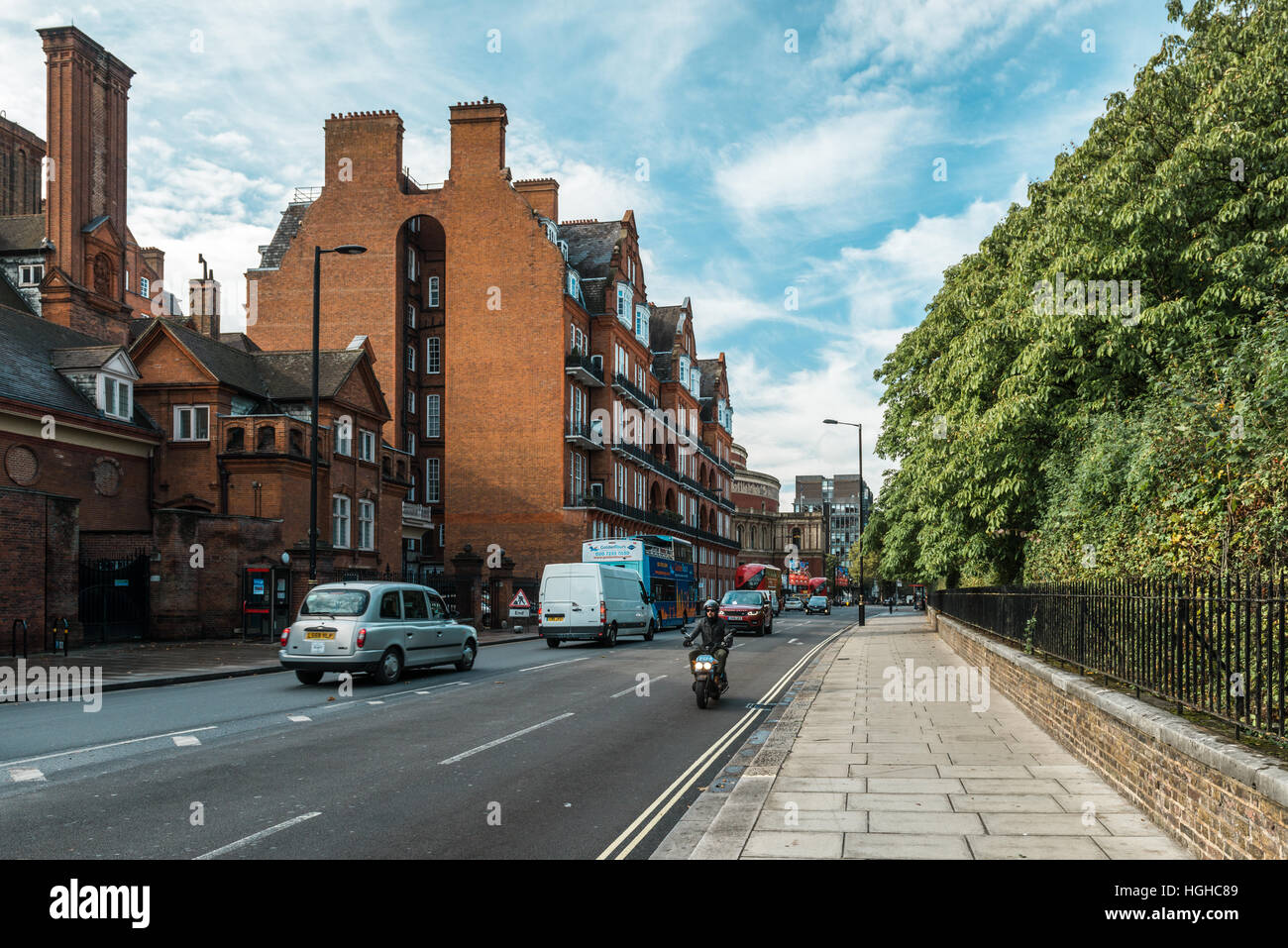 Londres, Royaume-Uni - 17 octobre 2016 : Les gens sont la conduite sur Kensington High Street près de Kensington Gardens à Londres, Angleterre Banque D'Images