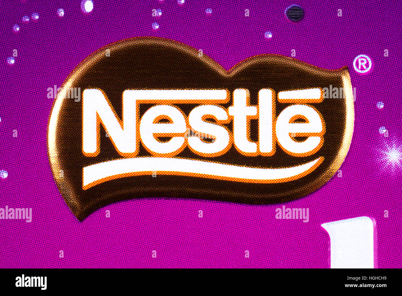 Londres, UK - 4 janvier 2017 : un gros plan de la logo Nestlé sur l'un de leurs produits de confiserie. Banque D'Images