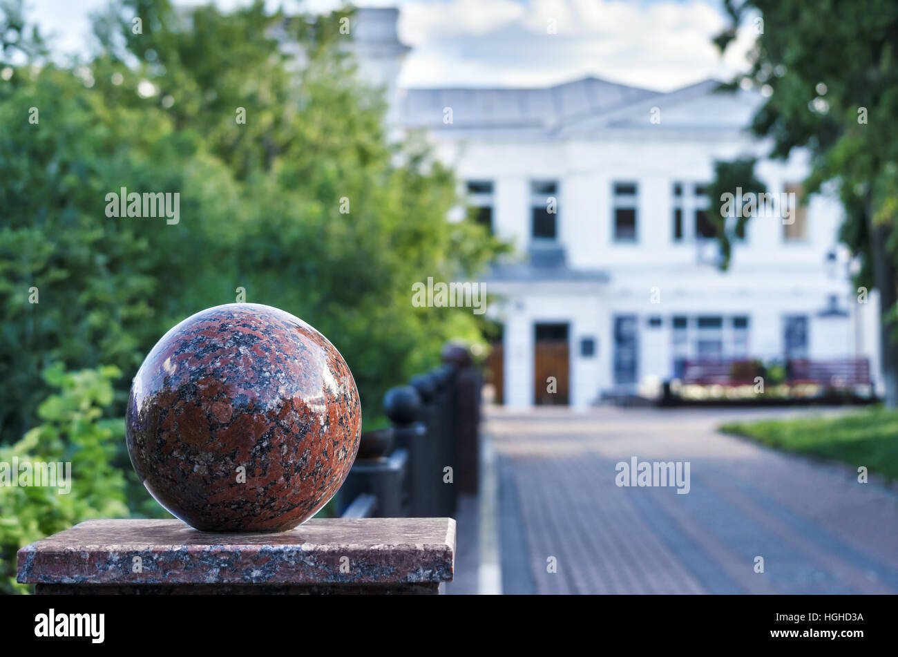 Boules de granit à la clôture de la ville. Focus sélectif. Banque D'Images