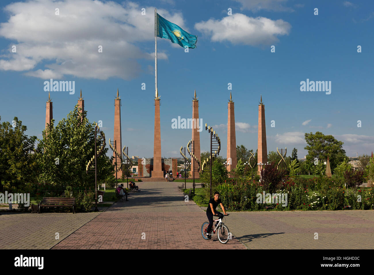 Kazakh garçon à vélo dans le Parc de l'indépendance à Shymkent, Kazakhstan. Banque D'Images