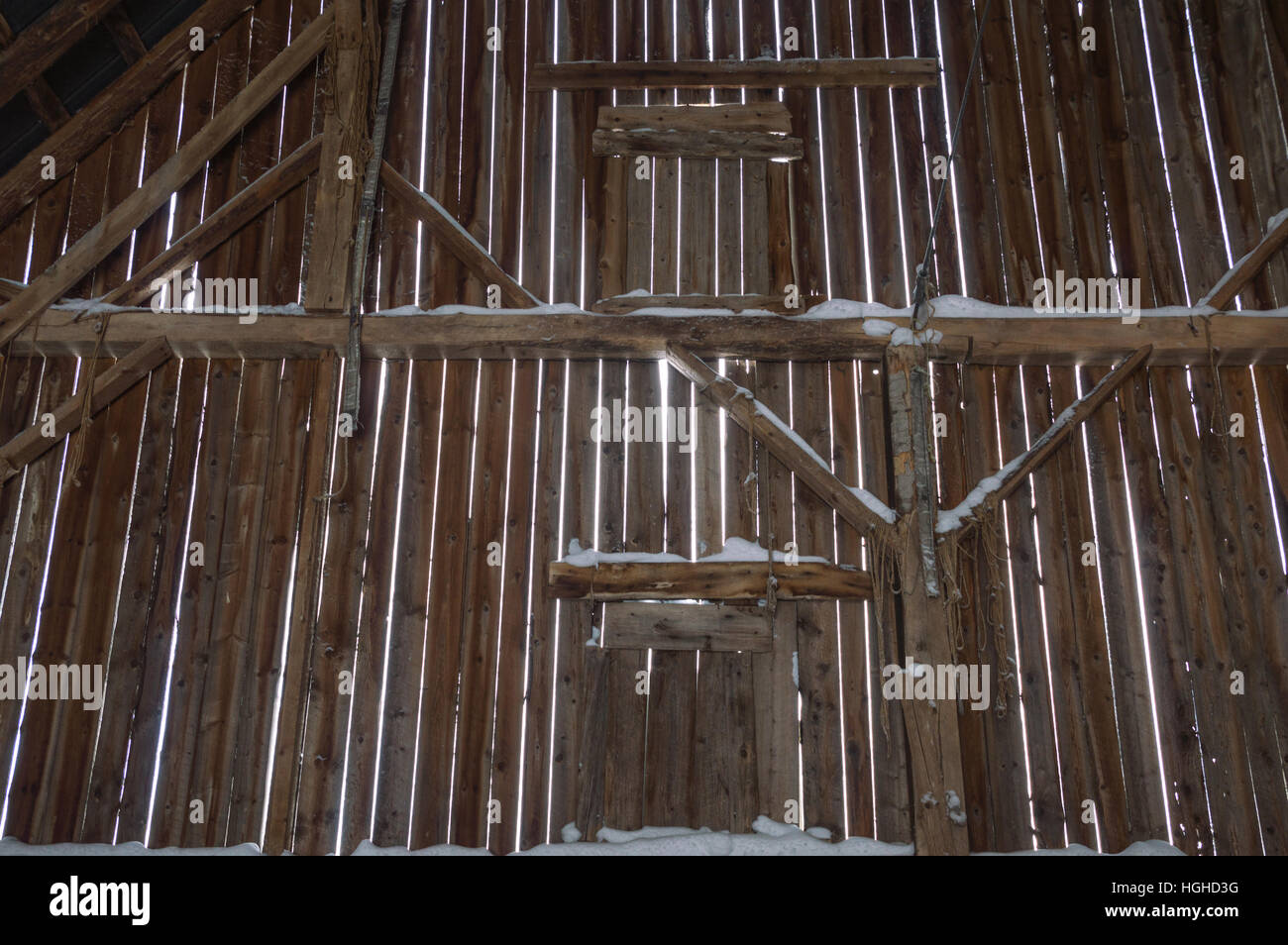 Un paysage et de droit de l'intérieur d'un lieu historique de l'Ontario. L'heure d'hiver avec la neige a dérivé à travers l'espace entre les planches verticales. Banque D'Images