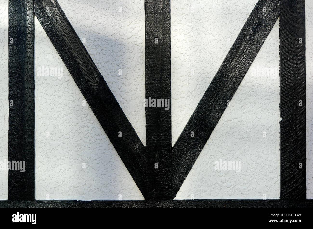 Triangle à angle droit sur la façade d'un bâtiment de style Tudor Banque D'Images