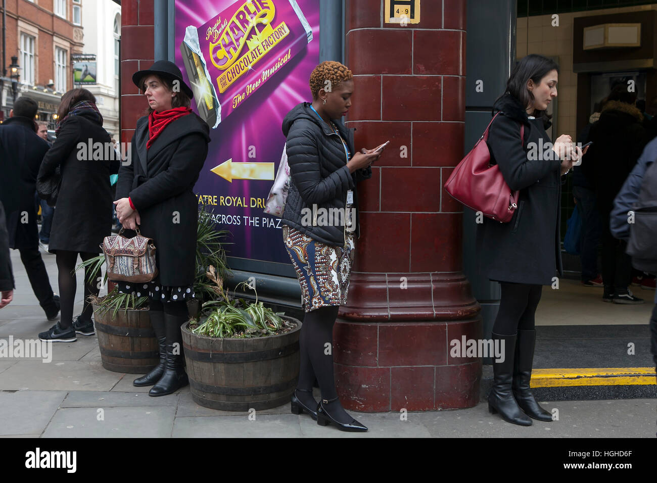 Londres - le 27 septembre 2016 : femmes enterrées dans le téléphone, attendant le métro autour de Covent Garden Banque D'Images
