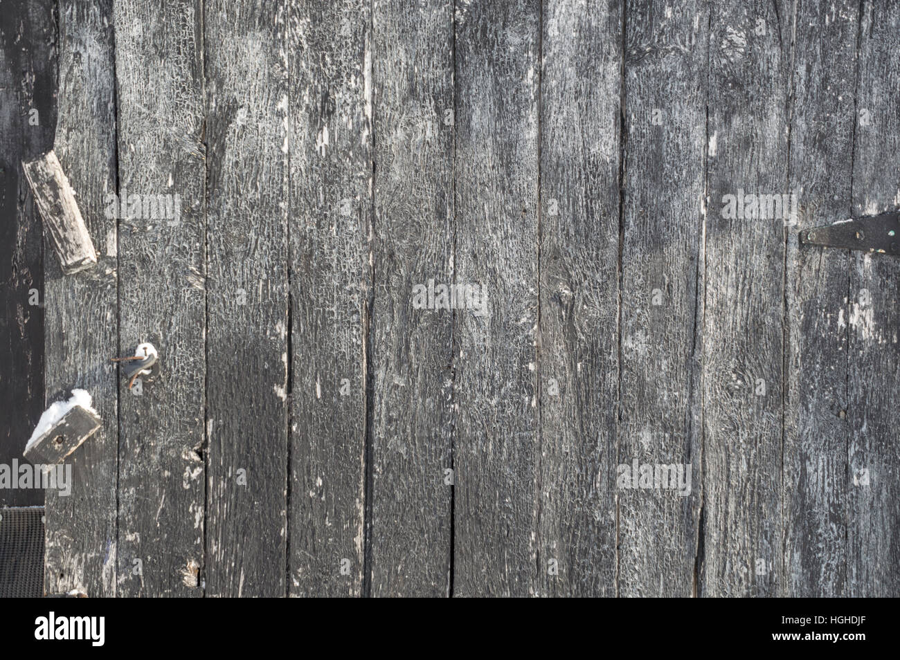 Orientation paysage fond image de certains groupes verticaux 1828 peint en noir et gris argent peeling weathered barn door. Fixer la charnière et montre Banque D'Images