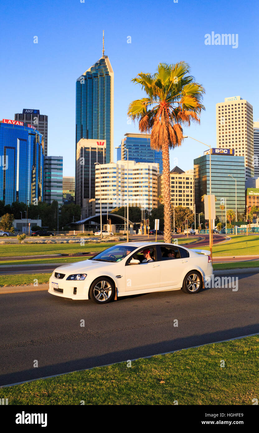 Une voiture roulant le long de Riverside Drive dans la ville de Perth. Banque D'Images