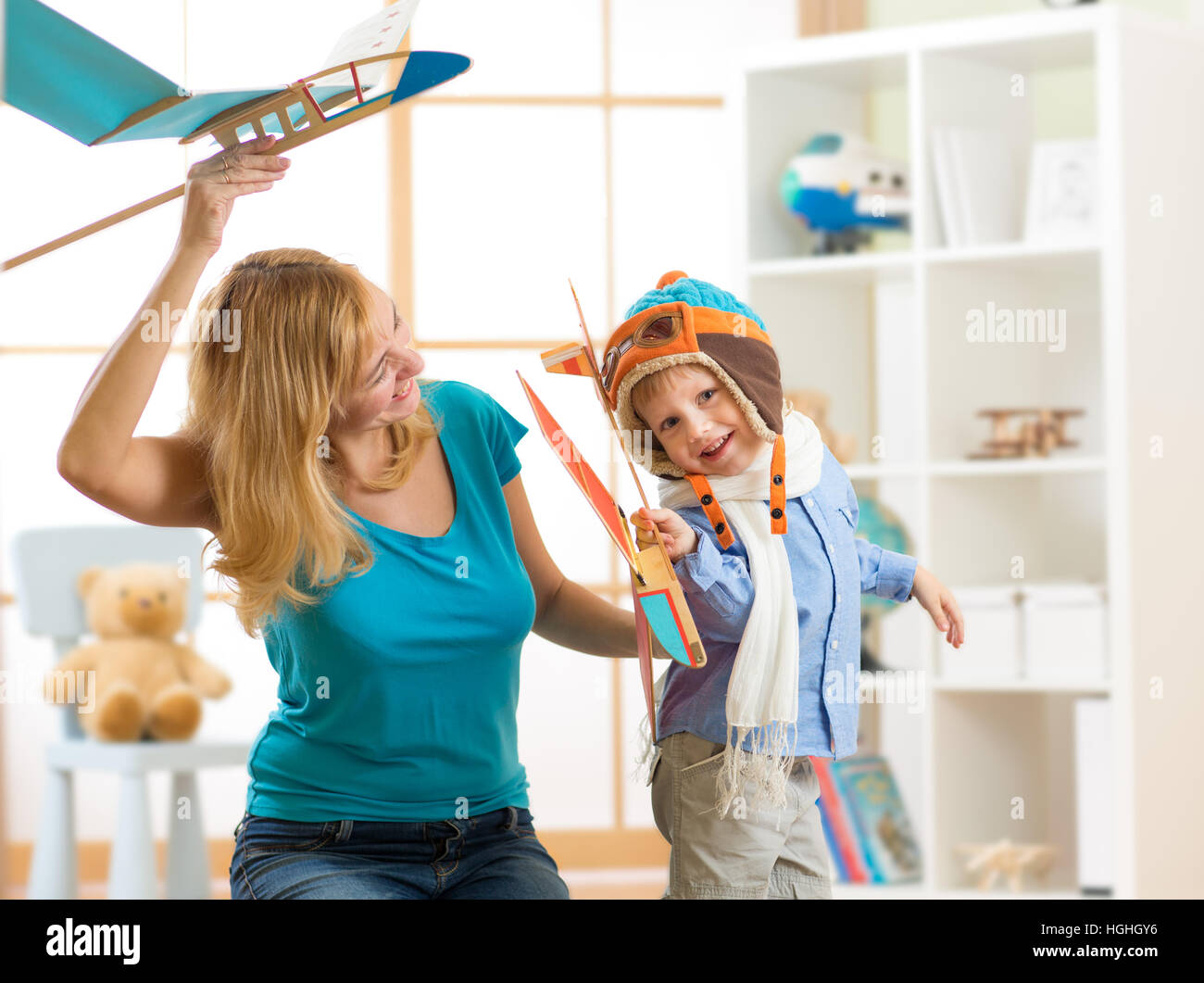 La mère et l'enfant d'avoir un fils de plaisir à jouer avec les avions jouets à la maison Banque D'Images