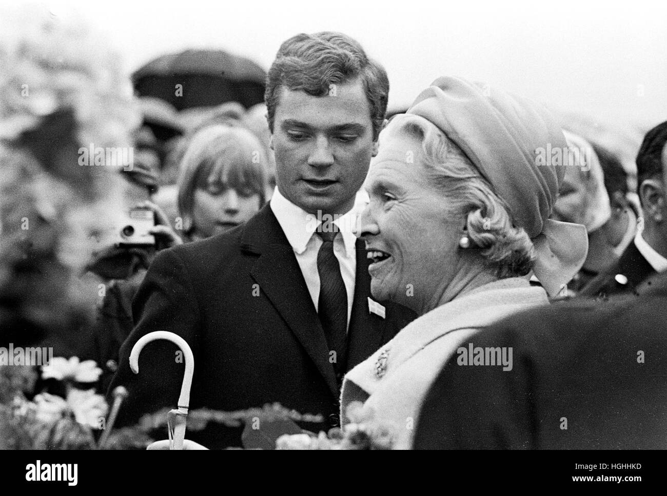 KUNG CARL GUSTAV comme Prince Héritier 1967 avec sa mère la princesse Sibylla à journée nationale à Skansen Banque D'Images