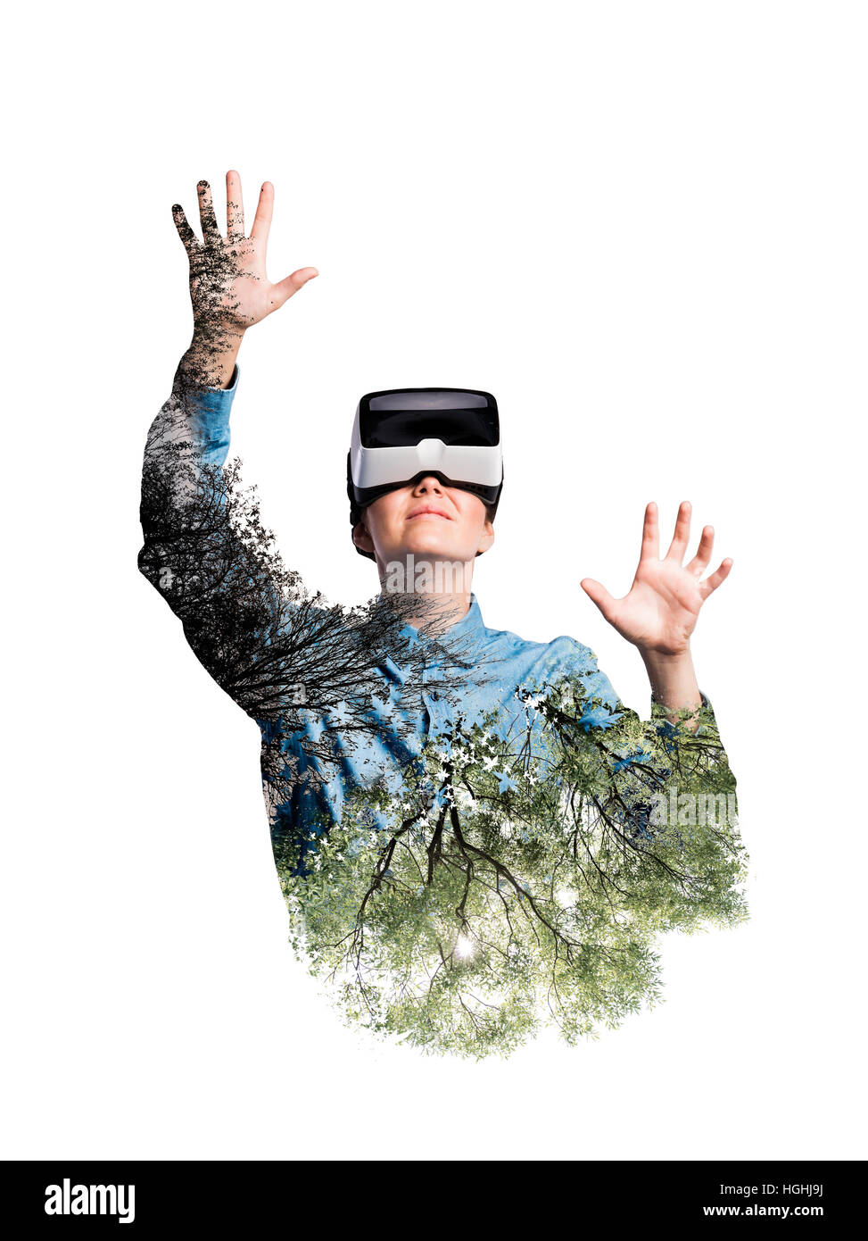 Double exposition. Femme avec des lunettes de réalité virtuelle. Les arbres. Banque D'Images