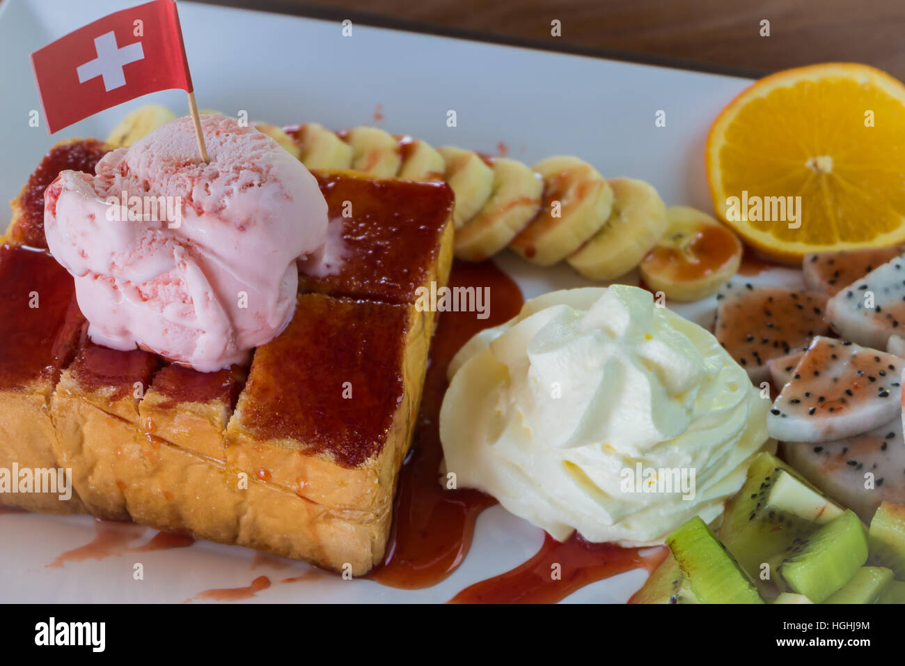 Miel fraise toasts pain garni avec la crème glacée, stawberry sevred avec fruits et crème fouettée,couleur Banque D'Images