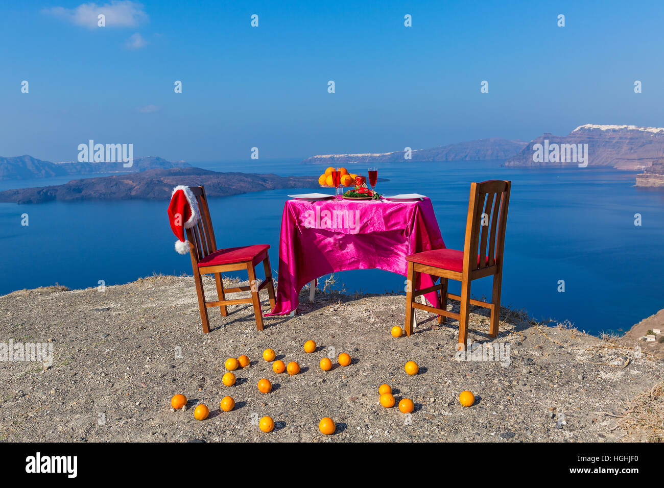 Buffet de Noël et verres de vin sur le front de mer Banque D'Images