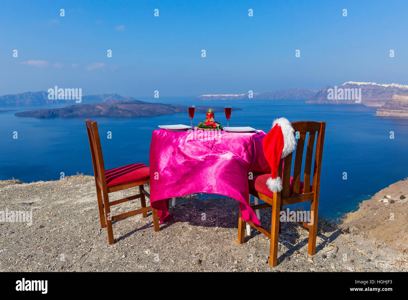 Buffet de Noël et verres de vin sur le front de mer Banque D'Images